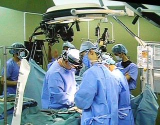 三次元放映中の手術室風景